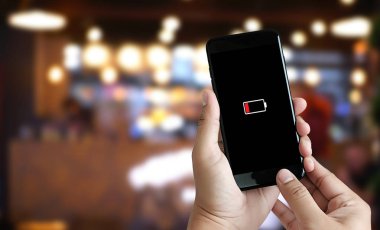 Akıllı telefon pil şarjlı pil kullanarak adam ellerini kapatın