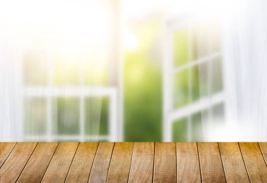 sabah parlak perde pencere ve boş tablo adam bulanık