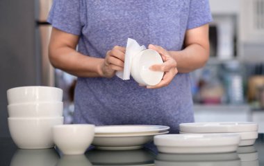 Kadın Temizleme ürün kavramı dishware evde temiz silerek bir