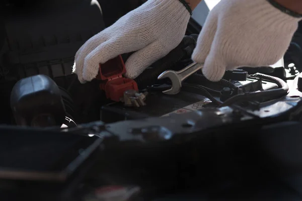 Mechanic repairing a car  in garage  Auto repair car engine, clo — Stock Photo, Image