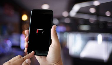 Akıllı telefon pil şarjlı pil kullanarak adam ellerini kapatın