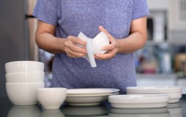 Kadın Temizleme ürün kavramı dishware evde temiz silerek bir