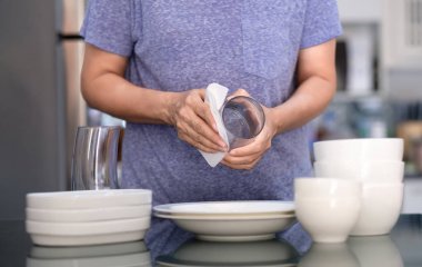Kadın Temizleme ürün kavramı dishware evde temiz silerek bir
