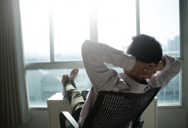 Rahatlatıcı ve tutmak pencere adam gökyüzü zevk gülümseyen adam 