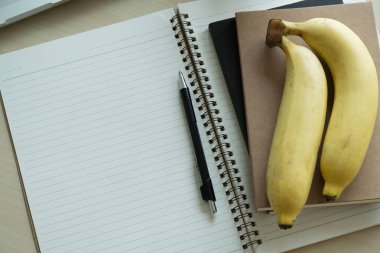 ev ofis çalışma alanı üstten görünüm portre defter düz yatıyordu