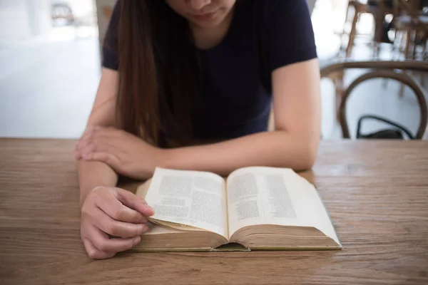 Mooi meisje graag zitten lezen van een boek Close-up van vrouwelijke re — Stockfoto