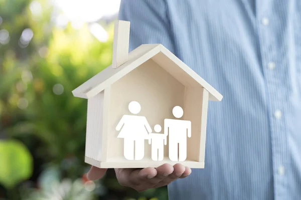 Mãos segurando casa homem em casa — Fotografia de Stock