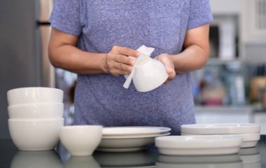 Kadın Temizleme ürün kavramı dishware evde temiz silerek bir
