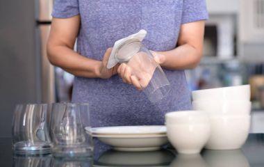 Kadın Temizleme ürün kavramı dishware evde temiz silerek bir