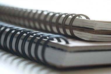 Bir spiral defter closeup not defteri mockup f olarak aşırı closeup