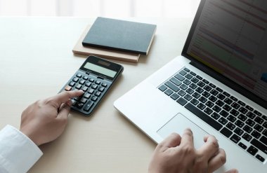 Hesap makinesini kullanarak belgeleri Unrecognizabl işadamı kapatmak