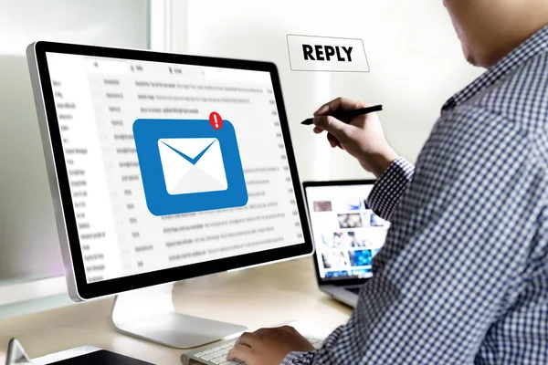 Responder o e-mail mensagem no computador Empresário está trabalhando para im — Fotografia de Stock