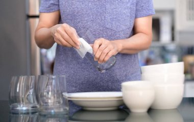Kadın Temizleme ürün kavramı dishware evde temiz silerek bir