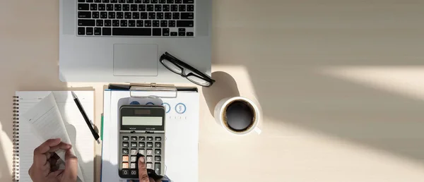 Primer plano hombre de negocios usando calculadora en documentos Unacknowledizabl — Foto de Stock