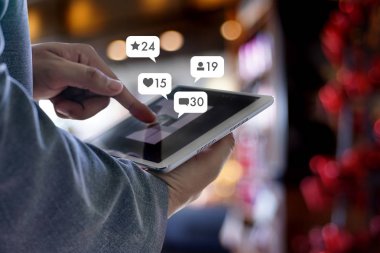 SMS medya adam akıllı telefon sosyal medya ağ pop notifica kullanın