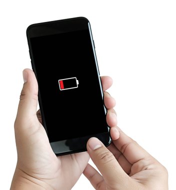 Akıllı telefon pil şarjlı pil kullanarak adam ellerini kapatın