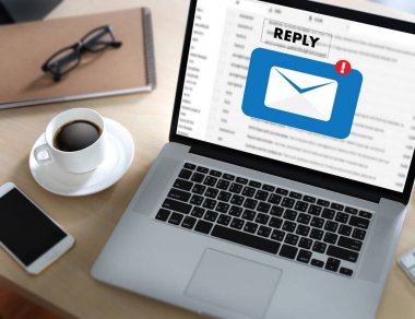 İşadamı im için çalışan bilgisayarda ileti e-posta yanıt