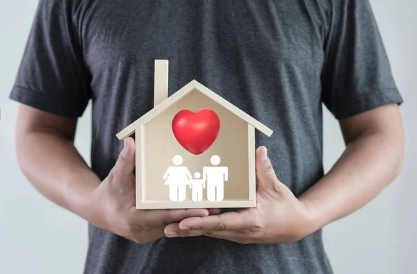 Mãos segurando casa — Fotografia de Stock