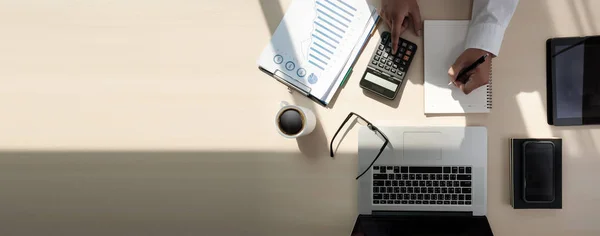 Primer plano hombre de negocios usando calculadora en documentos Unacknowledizabl —  Fotos de Stock