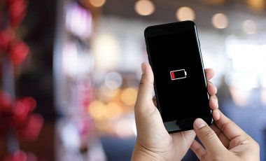 Akıllı telefon pil şarjlı pil kullanarak adam ellerini kapatın