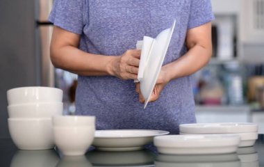 Kadın Temizleme ürün kavramı dishware evde temiz silerek bir