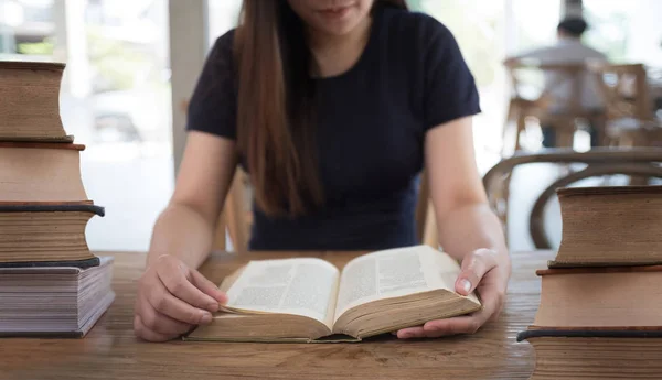 Mooi meisje graag zitten lezen van een boek Close-up van vrouwelijke re — Stockfoto