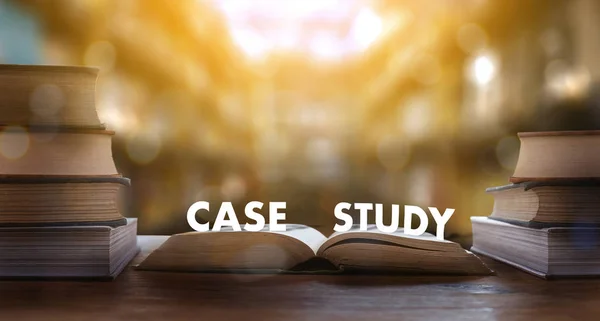 CASE STUDY CONCEPT Book in library with old ollege students stud — Stock Photo, Image