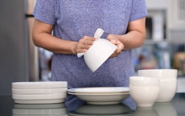 Kadın Temizleme ürün kavramı dishware evde temiz silerek bir