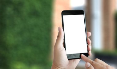 Akıllı telefon teknolojisi ve telefon techno kullanarak adam ellerini kapatın