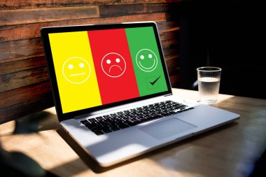 iş erkek ve kadın mutlu memnuniyeti değerlendirme seçin? 