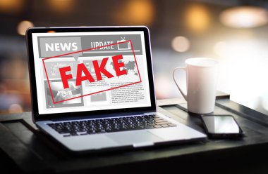 Adam smartphon haber medya teknolojisi okuma kavramı haber sahte