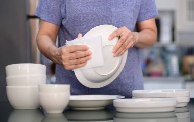 Kadın Temizleme ürün kavramı dishware evde temiz silerek bir