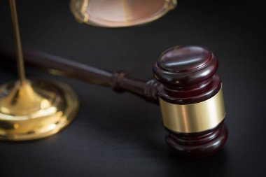 Hukuk kavramı yargıç tokmak ve yasal kitap adalet avukat işyeri