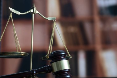 Hukuk kavramı yargıç tokmak ve yasal kitap adalet avukat işyeri