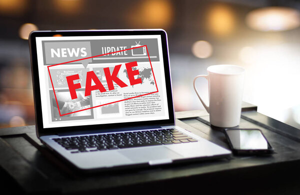 Концепция фейковых новостей человека, читающего новости медиа-технологии на смартфоне
