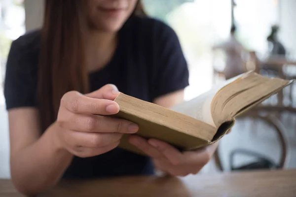 Mooi meisje graag zitten lezen van een boek Close-up van vrouwelijke re — Stockfoto