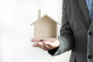 House adamın elini tutarak eller