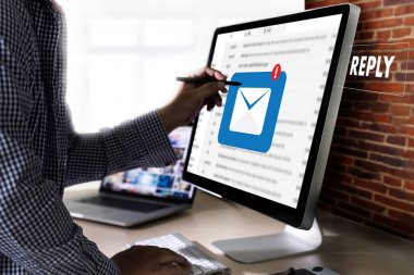 İşadamı im için çalışan bilgisayarda ileti e-posta yanıt