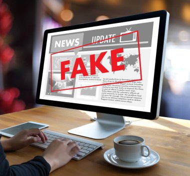 Adam smartphon haber medya teknolojisi okuma kavramı haber sahte