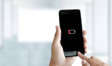 Akıllı telefon pil şarjlı pil kullanarak adam ellerini kapatın
