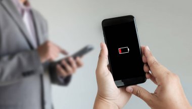 Akıllı telefon pil şarjlı pil kullanarak adam ellerini kapatın