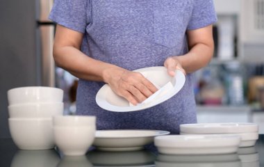 Kadın Temizleme ürün kavramı dishware evde temiz silerek bir