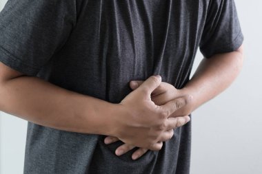 adam mide acı ve mide ağrısı olması