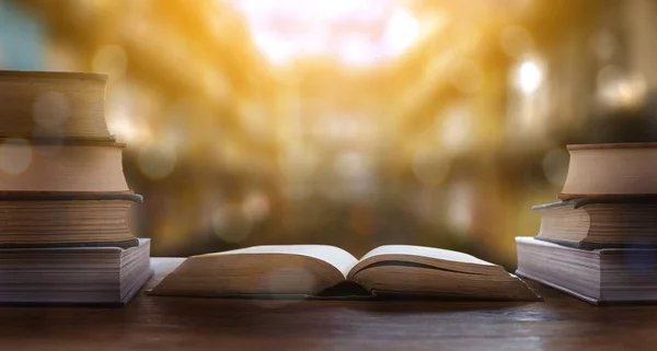 Boka biblioteket rummet lärande bok stack utbildning tillbaka till scho — Stockfoto