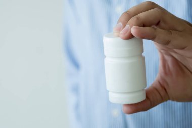 Tıp ve sağlık kavramı adam dökülen hap 