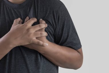 adam hastalığı göğüs ağrısı kalp krizi acı