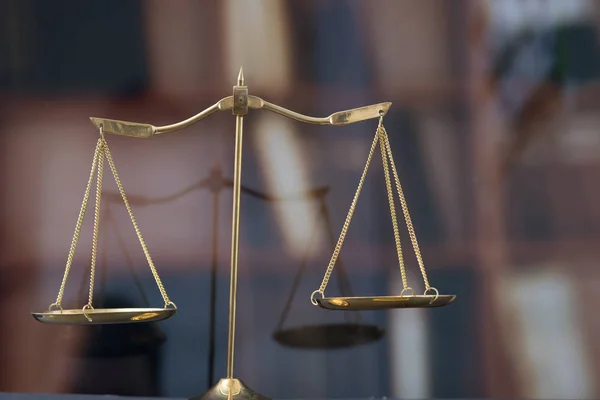 Recht Konzept Richter Gabel und Recht Buch Gerechtigkeit Anwalt Arbeitsplatz — Stockfoto