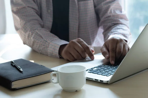Рабочий стол человека руки трогать ноутбук бизнес-стратегии — стоковое фото