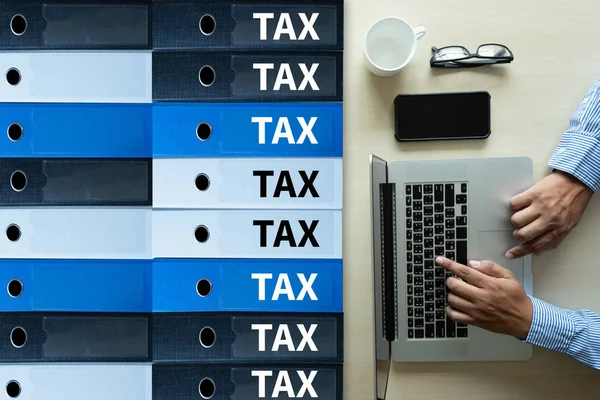 Belasting Concept Business analyseren van individuele aangifte inkomstenbelasting formulier — Stockfoto