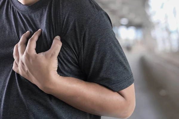 Хвороби людини біль у грудях страждає серцевий напад — стокове фото